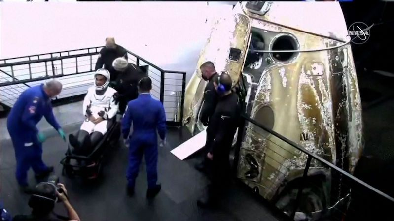 Čtveřice astronautů se vrátila z ISS. Loď přistála v Mexickém zálivu